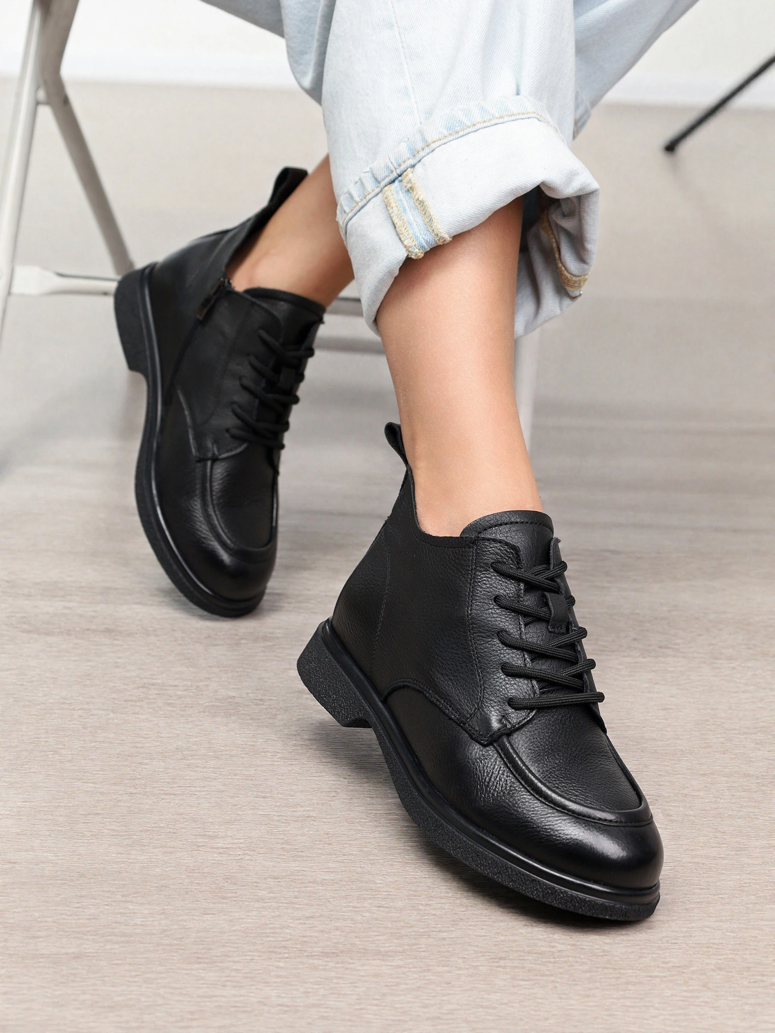 Ботинки черного цвета на низком каблуке